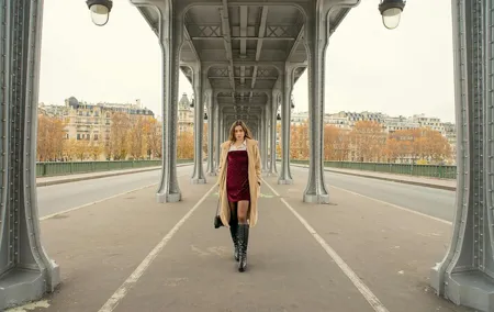 Photoshoot at Bir-Hakeim View: Iconic Parisian Perspectives