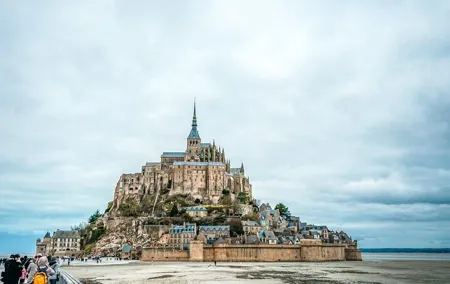 CDG Transfers with Mont Saint Michel VIP Tour & Louvre Photoshoot