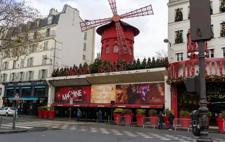 Paris Highlights Tour in Montmartre, Louvre, Notre-Dame and More