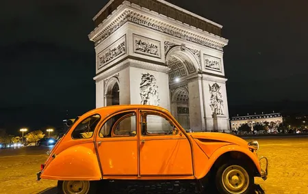 Private one-hour excursion to Paris in a Classic Citroën