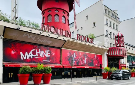 Tourist outing at the Moulin Rouge