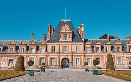 Fontainebleau Castle Tour 4 Hour Roundtrip Tour from Paris
