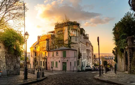 CDG Transfers and Private Tour of Marais & Montmartre
