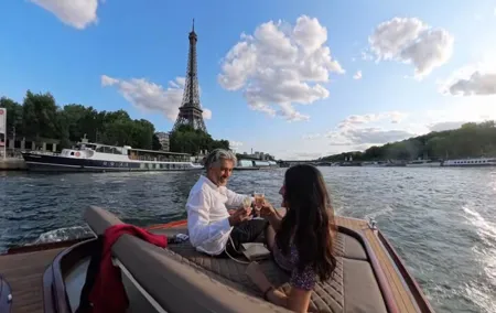 Romantic guided cruise with champagne