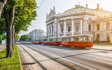 Private Transfer from Prague to Vienna with 2h for Sightseeing