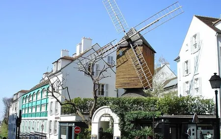 Unusual walking tour of Montmartre and local wine tasting - 2H