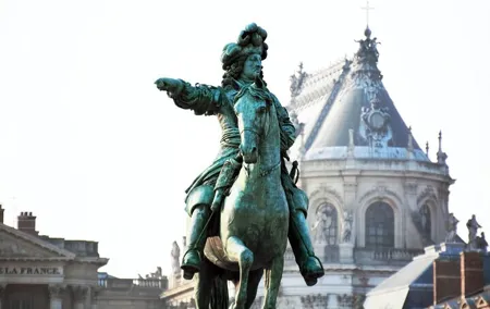 8-Hour Paris Private Vintage Car Tour with Versailles and hotel pick up drop