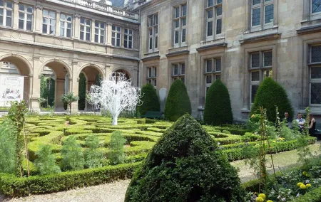 Private pickup Food and Wine Tasting Walking Tour in Le Marais