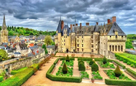 Loire Valley Castles 10h Round Trip Tour from Paris