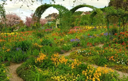 Private day tour to Giverny Gardens and Rouen from Paris