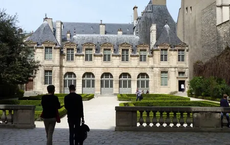 8 hours Paris city tour with Montmartre, Le Marais and Crazy horse