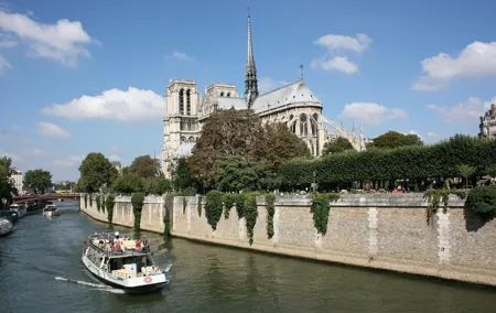 Notre-Dame Exterior Private Tour & Sainte-Chapelle or Crypt entry