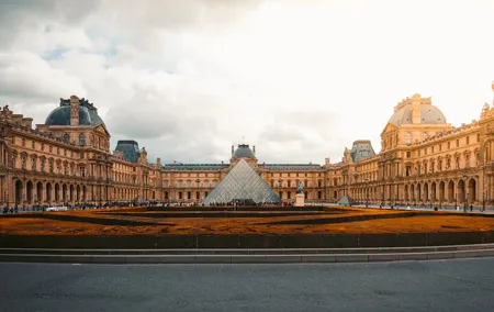 Audio guided Louvre museum Tour with hotel pick up