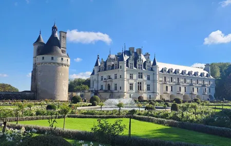 Loire Valley Castles with Wine Tasting daytrip from Paris