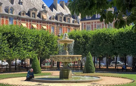 Aristocratic and Literary Tour in Marais