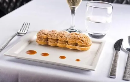 Private Eiffel Tour & Paris Seine River Lunch or Dinner Cruise