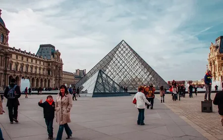 Paris Private Photoshoot Tour with Louvre and hotel Pick up and drop -5 hours