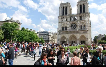 Paris Origins Île de la Cité Walking Tour With Crypt Access