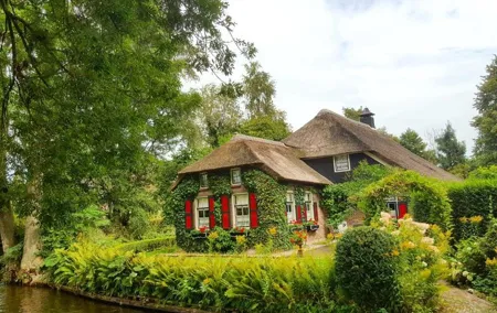Giethoorn, Zaanse Schans Windmills Guided Day Trip from Amsterdam