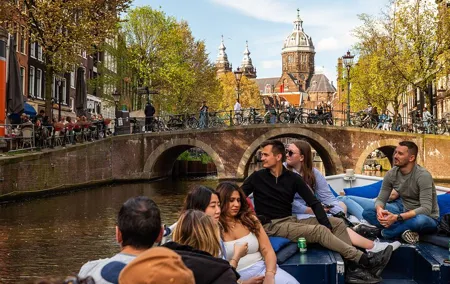 Amsterdam Canal Cruise With Live Guide and Unlimited Drinks