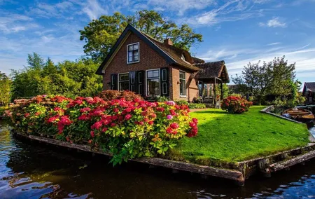 Giethoorn Guided DayTrip from Amsterdam