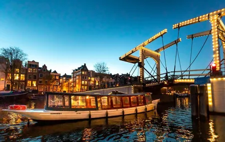 Amsterdam Evening Canal Cruise with Live Guide and Onboard Bar
