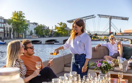 Amsterdam: 2-Hour Canal Cruise incl. Drinks & Dutch Snacks