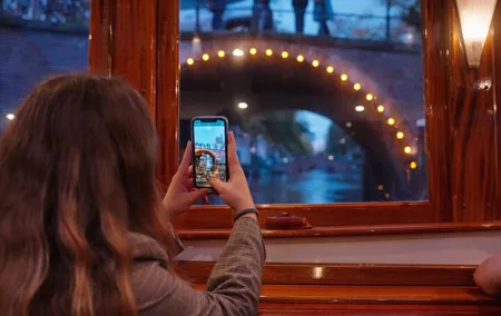 Amsterdam 2-Hour Evening Cruise With Live Guide and Bar