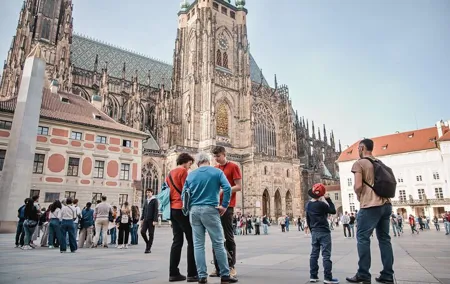 Prague Old Town, River Cruise and Prague Castle Sightseeing Tour Including Lunch