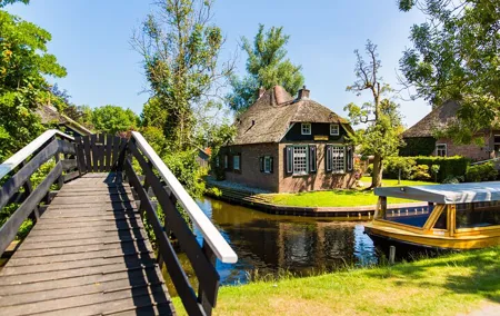 Giethoorn and Afsluitdijk Day Trip from Amsterdam with Boat Trip