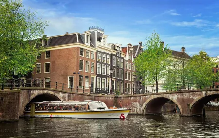 Amsterdam City Centre Cruise with Free Stroopwafel