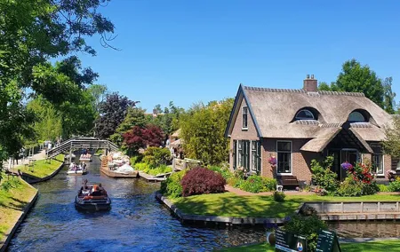 Giethoorn and Zaanse Schans Day Tour with Small Boat Ride