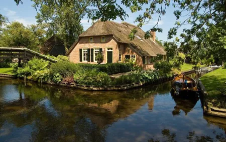 Private day trip to Giethoorn and the Enclosing Dike