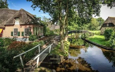 Private Sightseeing Tour to Giethoorn from Amsterdam incl. canal cruise