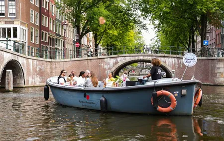 Amsterdam: Guided City Centre Canal Cruise with Dutch Pancakes