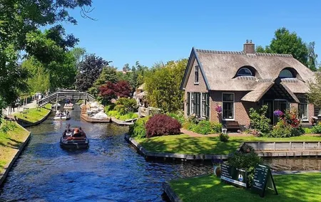 Giethoorn Day Tour from Amsterdam with Small Boat Ride