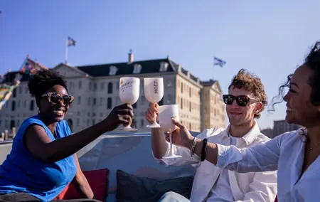 Amsterdam: Private Canal Cruise with Drinks and Snacks
