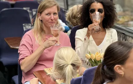 Amsterdam Classic Canal Cruise with Live Guide and Open Bar