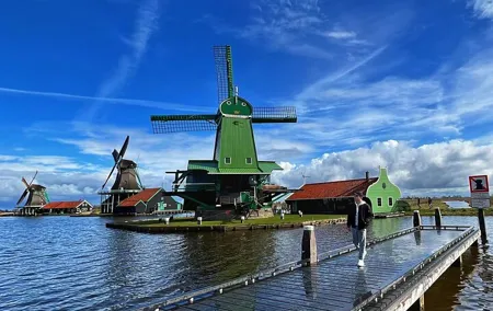 Zaanse Schans and Giethoorn Unique Day Trip with Boat Cruise