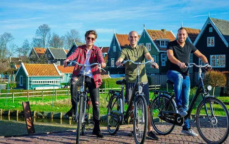 Volendam: E-bike rental with suggested countryside- and fisherman village route