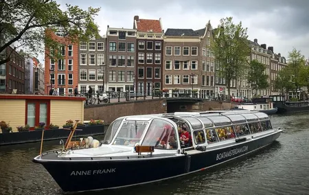 Amsterdam Classic Canal Cruise with Live Guide and Two Drinks