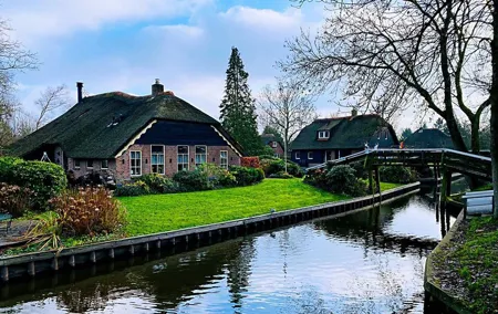 Day Tour Giethoorn, Afsluitdijk and Zaanse Schans with Boat Cruise