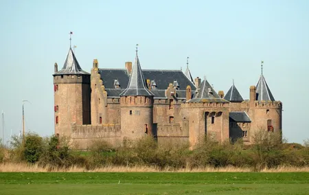 Full-Day Private Historic Royal Tour around Palaces and Castles