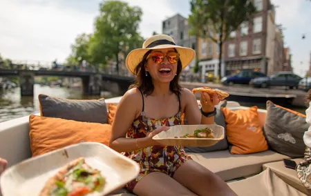 Amsterdam Private Boat Trip with Pizza and Unlimited Drinks
