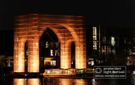 Amsterdam: Light Festival canal cruise with unlimited drinks