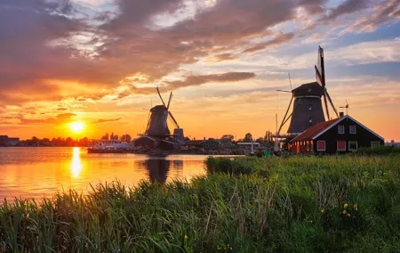 Private Tour Zaanse Schans Windmills, Volendam & Marken