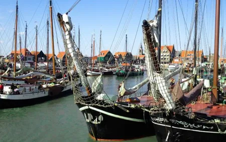 Volendam & Marken Private Tour in luxury Jaguar S Type 1/2 day