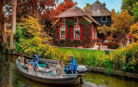 Private Minivan Day Trip to Giethoorn from Amsterdam