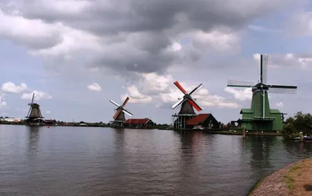 Private Sightseeing Tour to Windmills Cheese Farm and Volendam