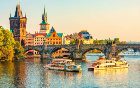 Vltava River Cruise and Private Tour of Prague' Old Town